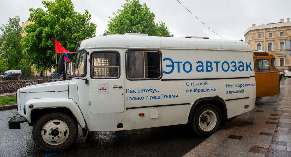 Это автозак. История креатива, прогремевшего на весь город
