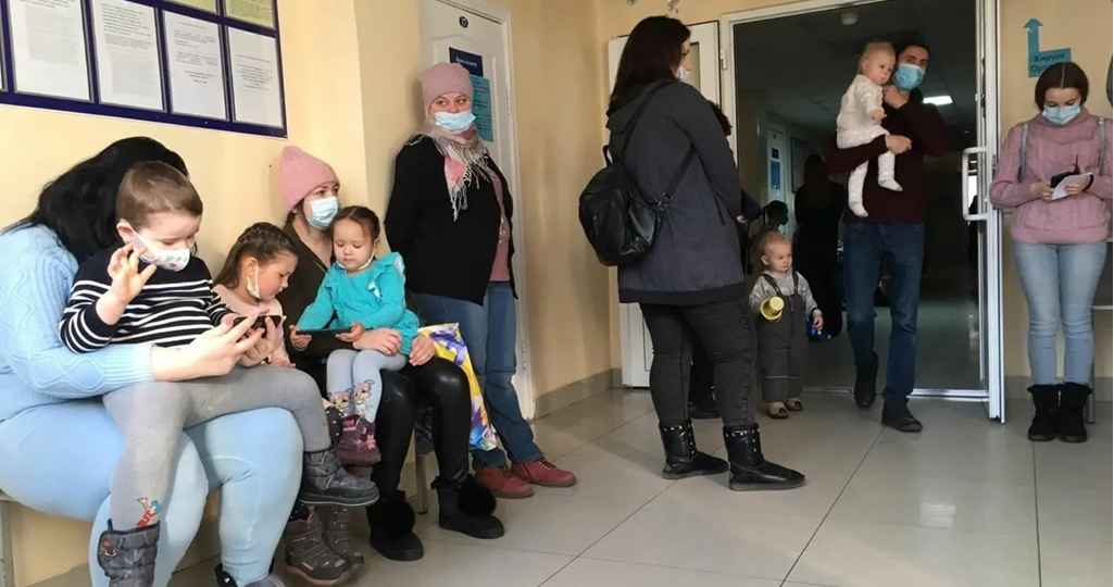 "Совсем держать не умеет!". Как в поликлинике я заступился за молодого отца, которого затравила очередь (опыт папы)