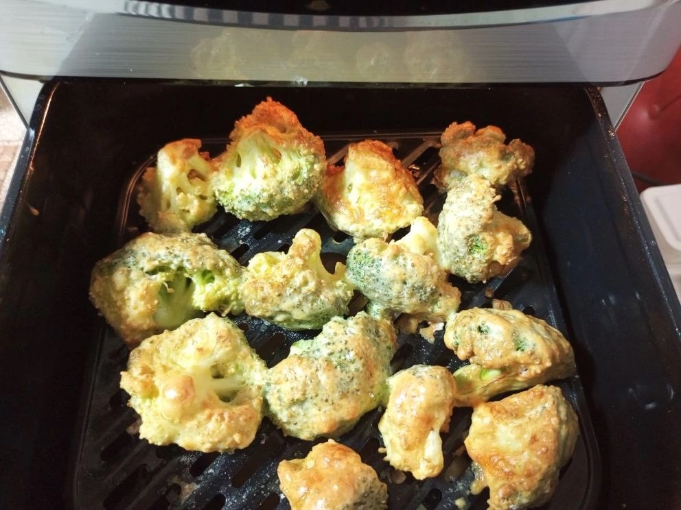 Брокколи в кляре, кекс на сгущёнке, картошка с беконом и сдобные булочки