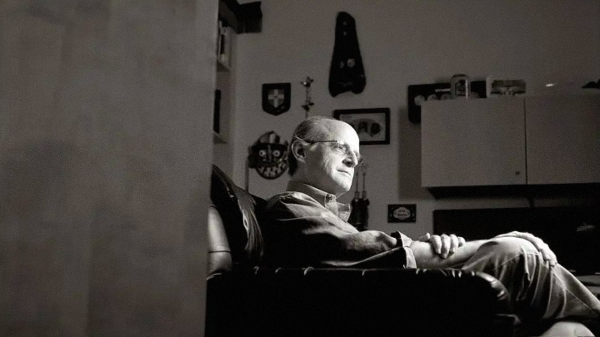 Джеймс Пеннебейкер (James W. Pennebaker) — знаменитый американский исследователь, социальный психолог и профессор Техасского университета в Остине. Он получил мировую известность благодаря открытию метода «экспрессивного письма» и изучению того, как перевод переживаний в текст влияет на физическое здоровье и иммунитет человека.