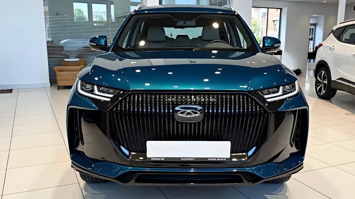  Chery Tiggo 7 (2026, Рестайлинг для Китая)
В апреле 2026 года Chery представила на домашнем рынке обновленный «просто» Tiggo 7. Это наиболее доступный вариант в линейке, пришедший на смену предыдущему Tiggo 7 Pro Max .

Дизайн: Автомобиль получил новую решетку радиатора с вертикальными элементами и фары в стиле старшей модели Tiggo 7 Plus. В салоне установлено новое табло из двух 12,3-дюймовых экранов, объединенных в единый блок .

Габариты: Длина — 4530 мм, колесная база — 2670 мм .

Двигатель: Безальтернативный 1.5-литровый турбомотор мощностью 156 л.с. (230 Нм) .

Привод: Только передний .

Цена в Китае: 79 900 – 91 900 юаней (примерно 916 000 – 1 053 000 рублей по курсу 2026 года) .