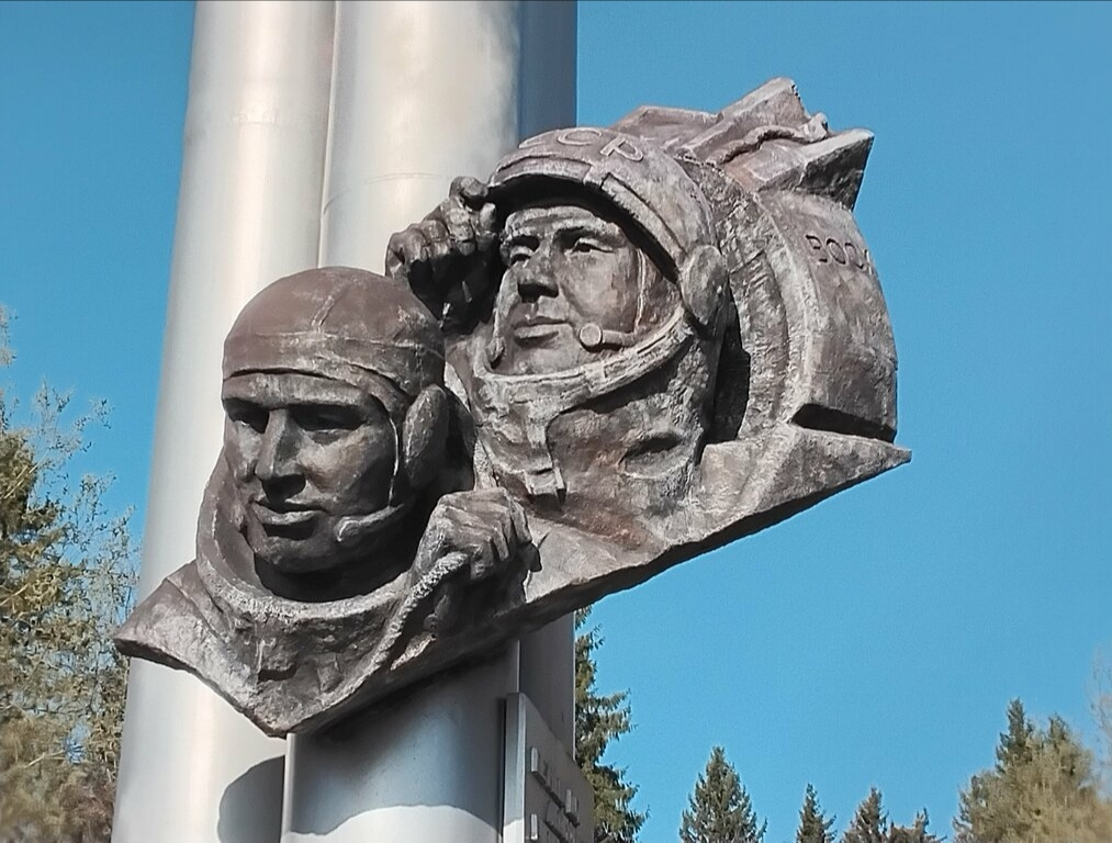 Надпись на монументе в Усолье: "Беляеву П. И. Леонову А. А. Впервые в мире, осуществившим выход в открытое космическое пространство 18 марта 1965 года".