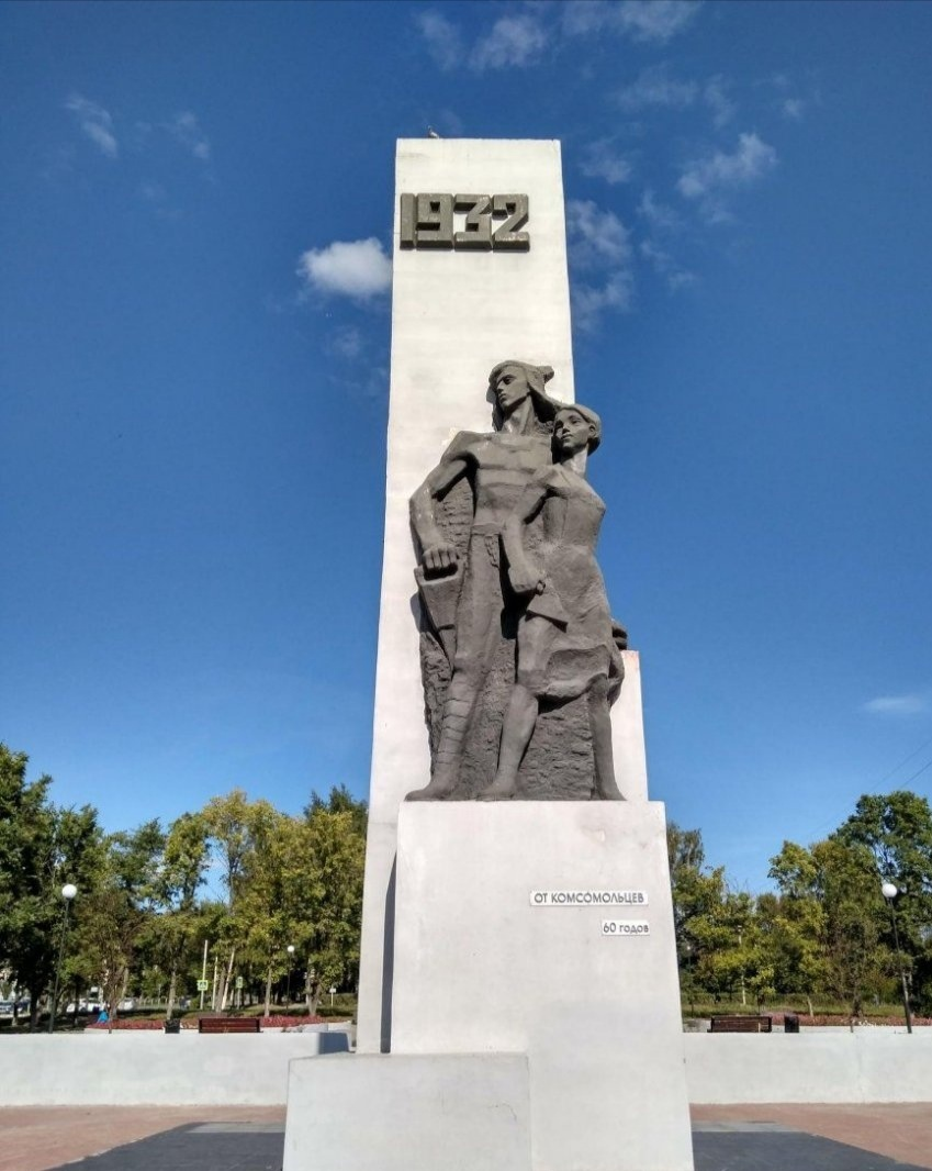Памятник первостроителям. Установлен в 1968 году на площади Первостроителей. Представляет собой композицию из скульптур молодого человека с отбойным молотком и девушки со строительным мастерком.