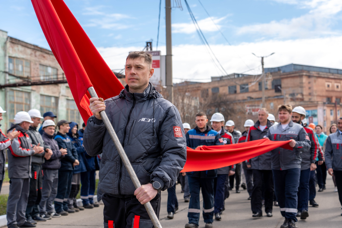 Профессиональны в труде, активны в жизни. С. Матюшенко выпала честь стать знаменосцем в дни празднования юбилея Победы в Великой Отечественной войне.