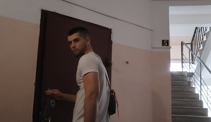 На фото один из выселителей.