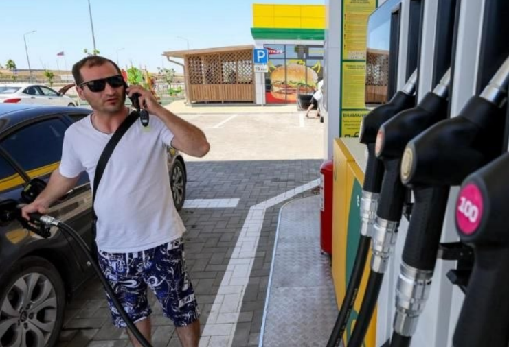 Один звонок — и вы пешеход: почему с 1 июня за телефон у бензоколонки внесут в черный список АЗС.