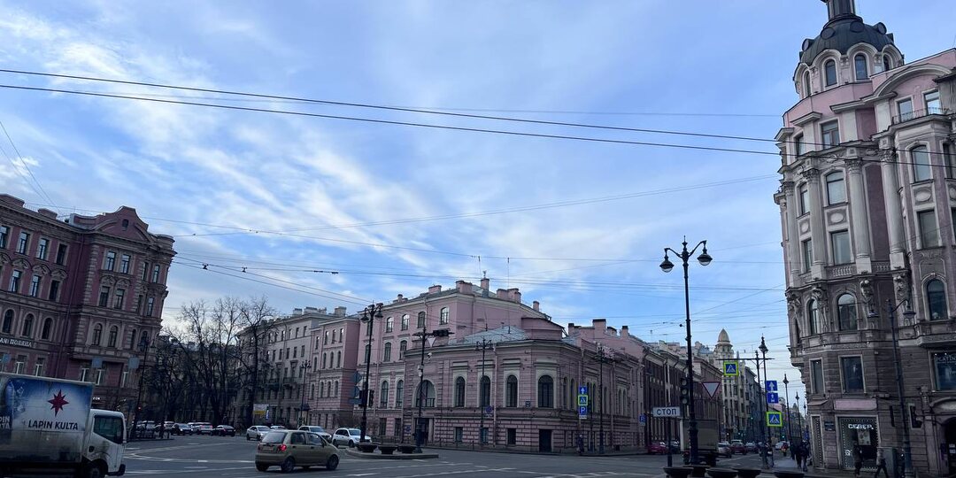 Западная периферия циклона сохранит сырую погоду в Петербурге