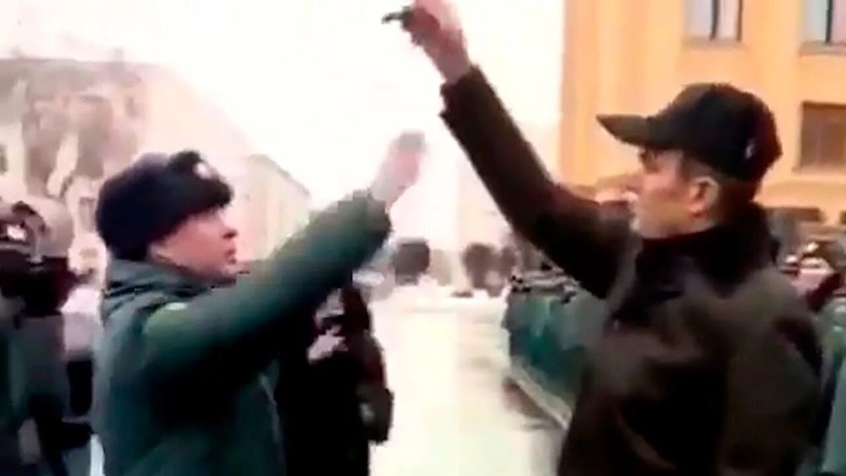С ключами...