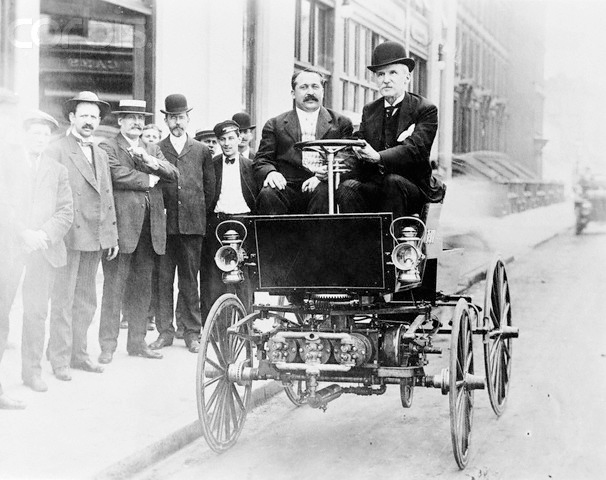 Джордж Сельден за рулём автомобиля в 1905 году