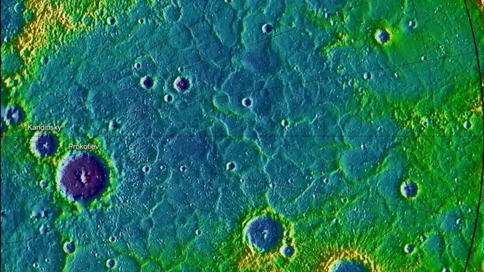 NASA/UCLAХолодные, затененные кратеры на северном полюсе Меркурия, такие как кратеры Кандинского и Прокофьева, могут достигать многокилометровой глубины и никогда не получать солнечного света.📷
