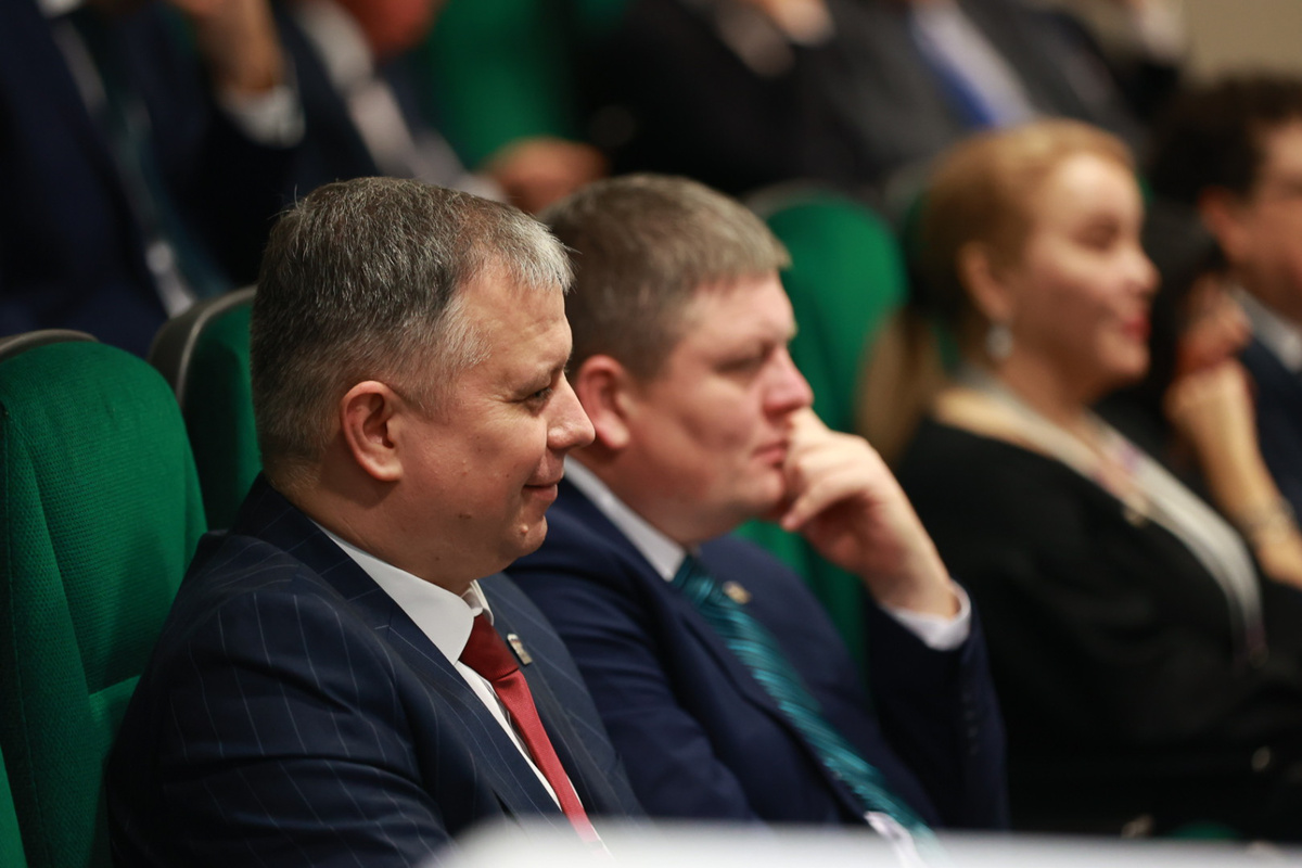 Денис Толмачев не может справиться со строптивой заместительницей.  Фото: ФедералПресс / Иван Кабанов