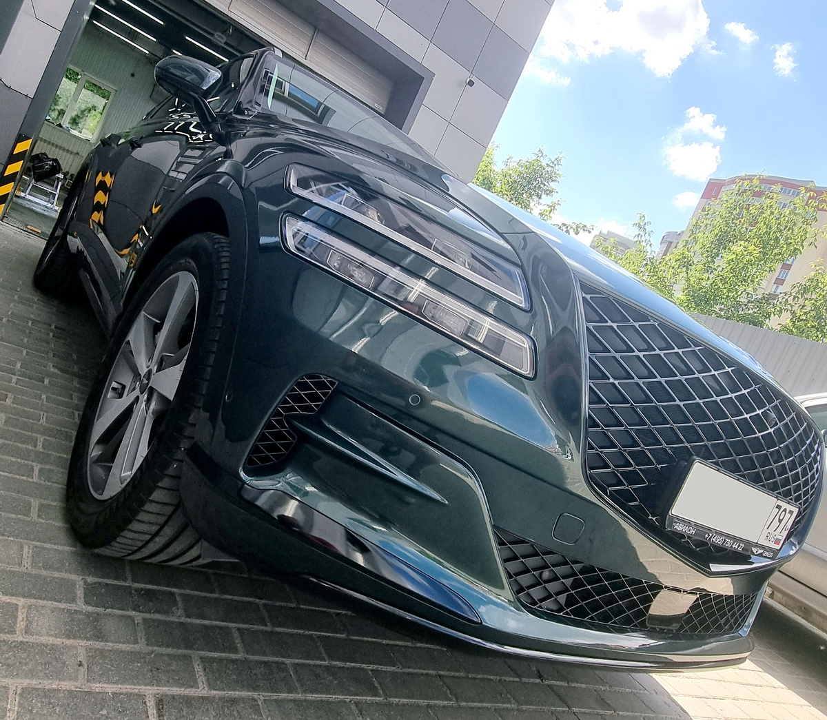 Genesis GV80 с покрашенной решеткой радиатора в черный глянец и обтянутым виниловой пленкой хромом по кузову.
