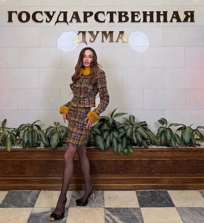 Туда же рвётся Алёна Водонаева, которая часто ос.кор.бляет обычных российских женщин. То они толстые, то не столь тюнингованные, как она...