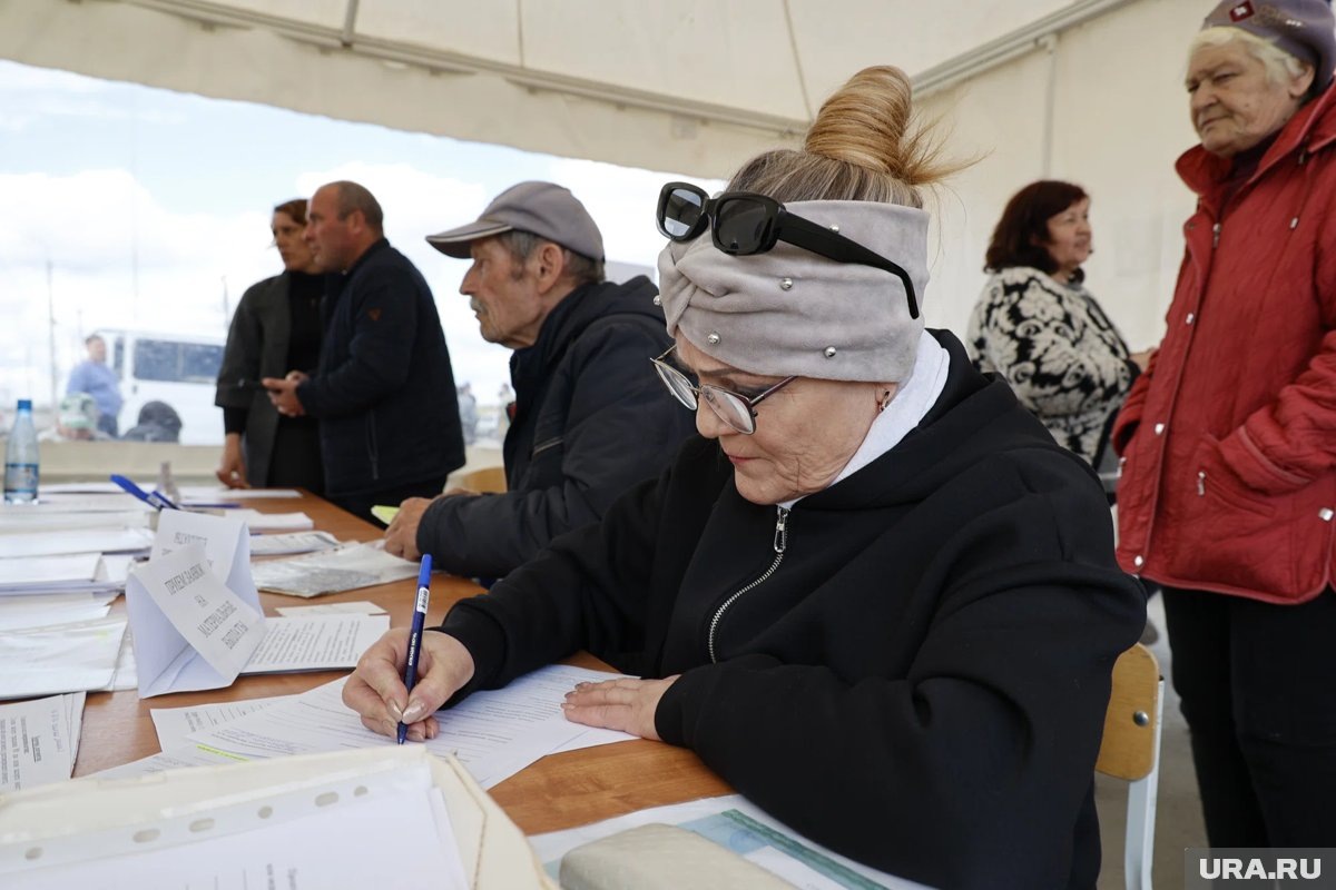    Перевести пенсию на карту родственника нельзя
