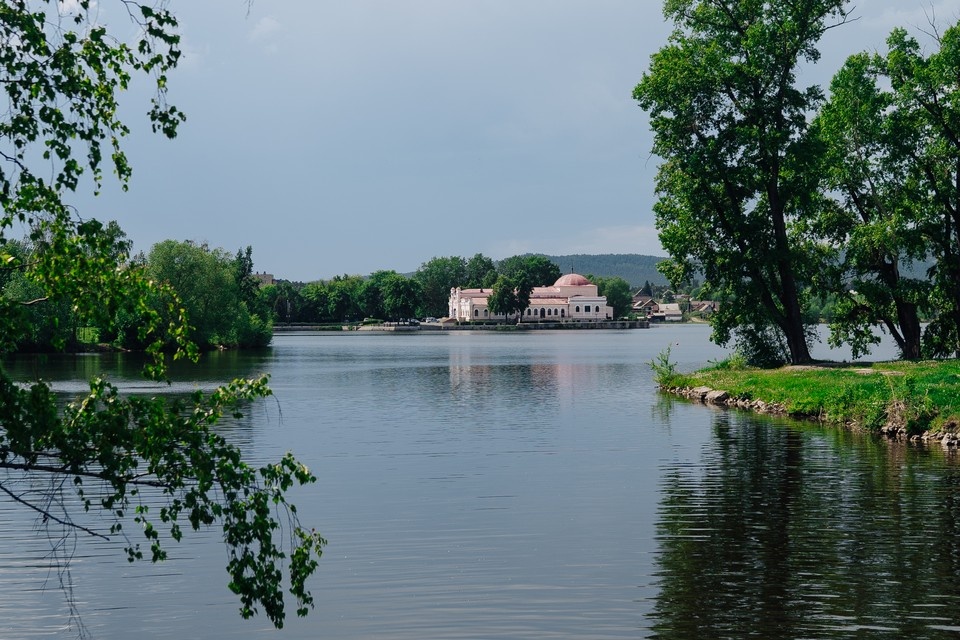    На другом берегу виден Народный дом. Дарья МАКСИМОВА