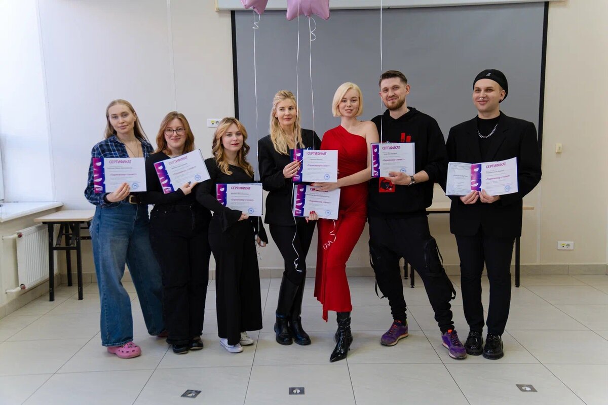 выпускники курса "Парикмахер-стилист" в Академии "Май"