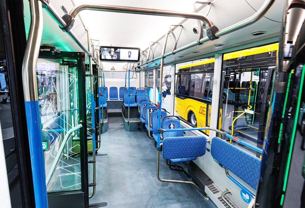 В e-CITYMAX 9  реализована система «чистый пол», подразумевающая отсутствие каких-либо креплений к полу. Благодаря этому пассажирам удобнее передвигаться в автобусе, а эксплуатирующим организациям – проводить его уборку