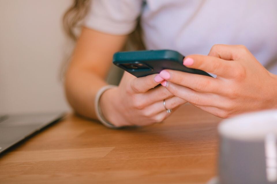    Мобильный телефон, связь. Источник: unsplash.com