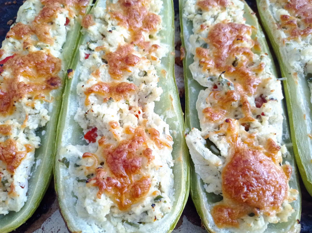 Кабачки с начинкой из мякоти кабачков и немного фарша