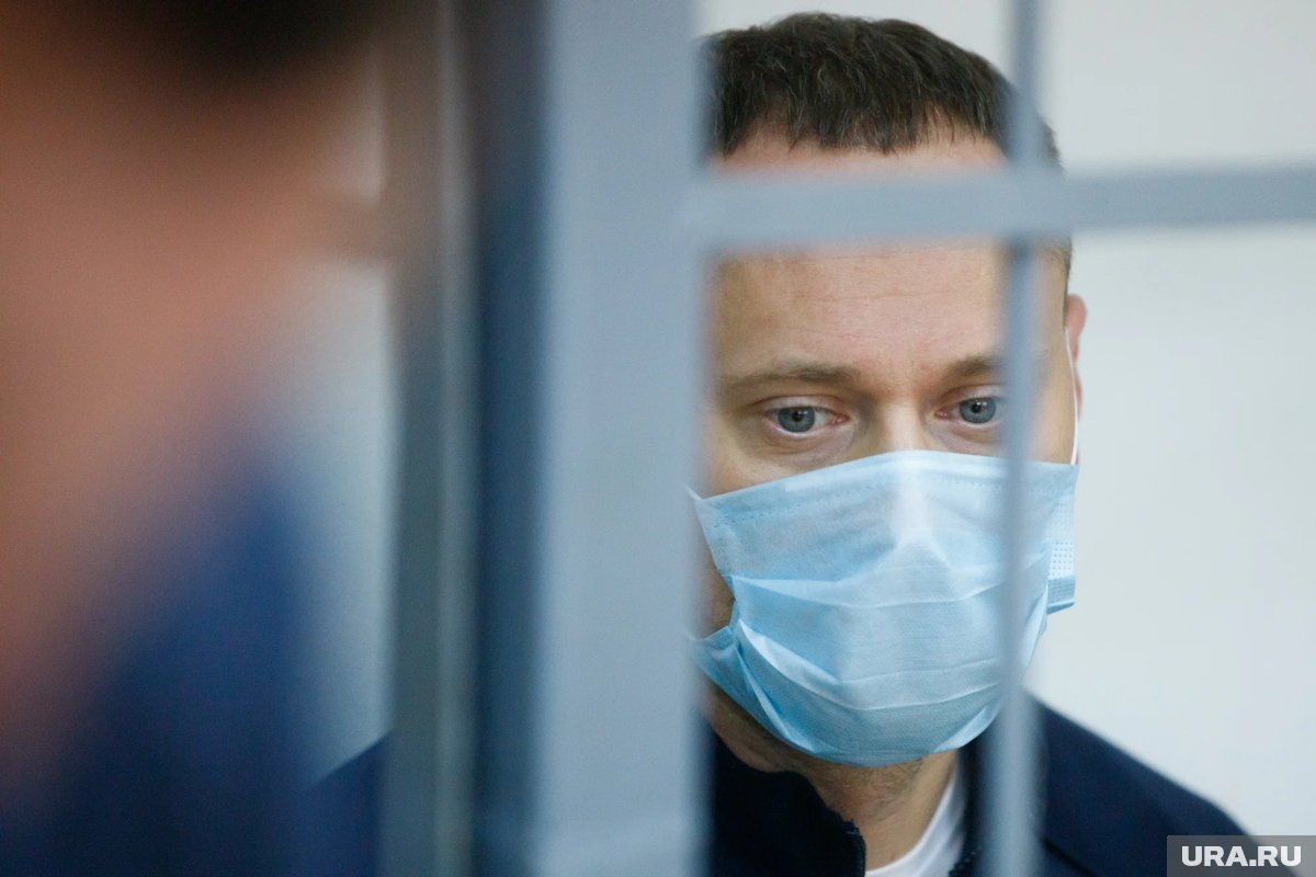     Артем Кротов скрывал лицо под маской и не отвечал на вопросы СМИ