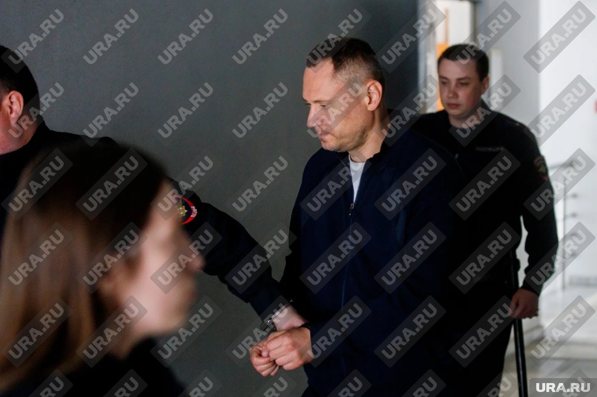    Кротов был задержан вместе с женой в аэропорту