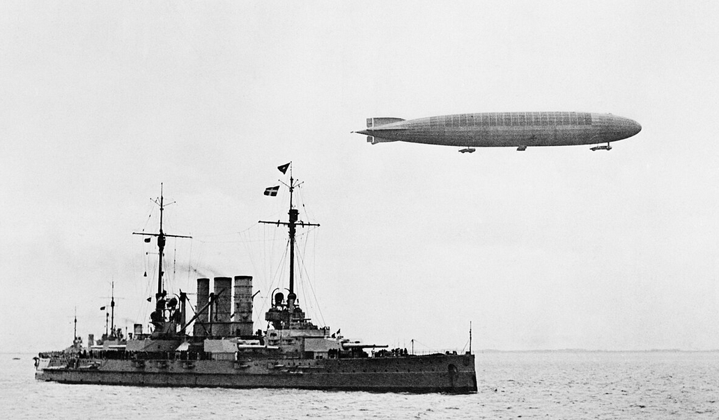 Немецкий линкор "Остфрисланд" и цеппелин L31 , 1915 год