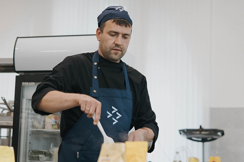 За три часа конкурсанты готовили три блюда: горячее, холодную закуску из рыбы и знаменитое пирожное «Волга» — гастрономический символ региона.