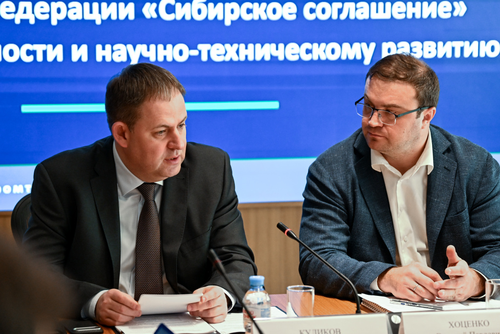    Губернатор Омской области Виталий Хоценко (справа) и заместитель министра промышленности и торговли России Иван Куликов провели расширенное заседание Координационного совета МАСС по промышленности и научно-техническому развитию. Фото предоставлено пресс-службой Минпромторга РФ