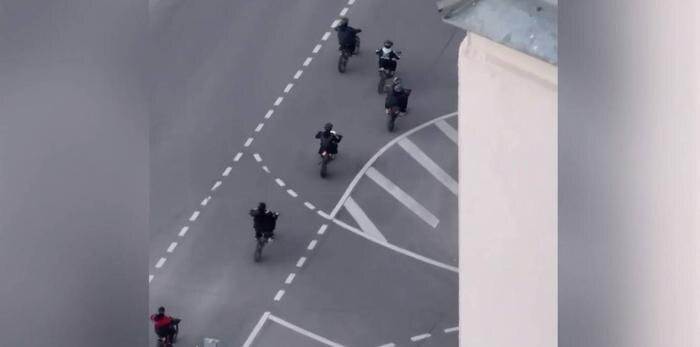 Подростки на питбайках терроризируют жителей московского ЖК. Обложка © Telegram / Baza