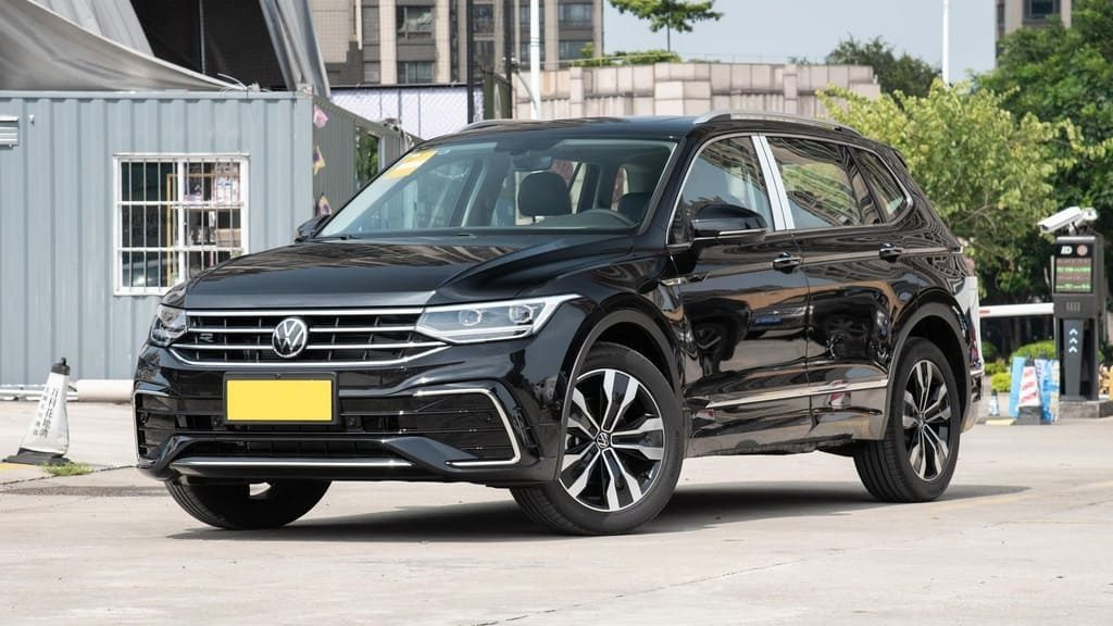 Новые кроссоверы Volkswagen Tiguan с бензиновыми двигателями привозят в Россию из Китая