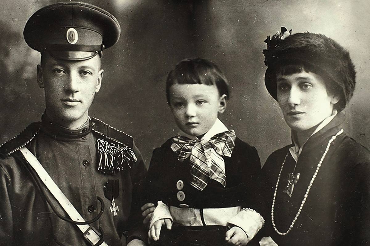 Царское Село, 1916г. Николай Гумилев и Анна Ахматова с сыном Львом Гумилевым фотография из интернета