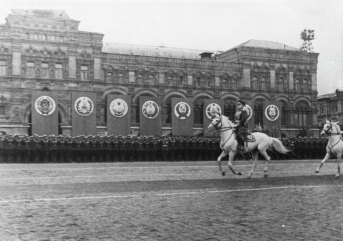 Парад Победы в Москве на Красной площади принимал заместитель Верховного главнокомандующего, Маршал Советского Союза Георгий Жуков, 24 июня 1945 года РИА Новости / Евгений Халдей