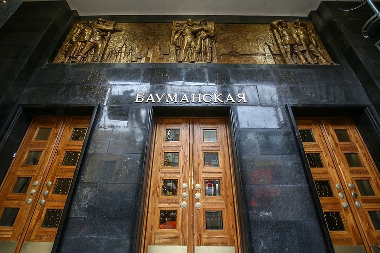 Пассажиропоток на станции "Бауманская" составляет 100 тыс. человек в сутки. https://babushkinsky.mos.ru/presscenter/news/detail/2403878.html