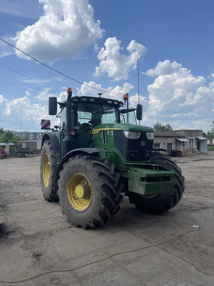 Тот самый John Deere 6R 215, готовый к программной модернизации.