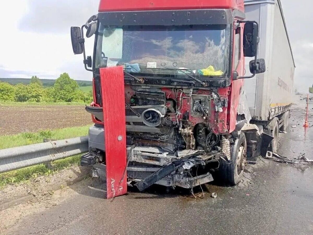    Последствия ДТП с участием легкового автомобиля и фуры в Пензенской области | © Фото : Госавтоинспекция Пензенской области/Telegram