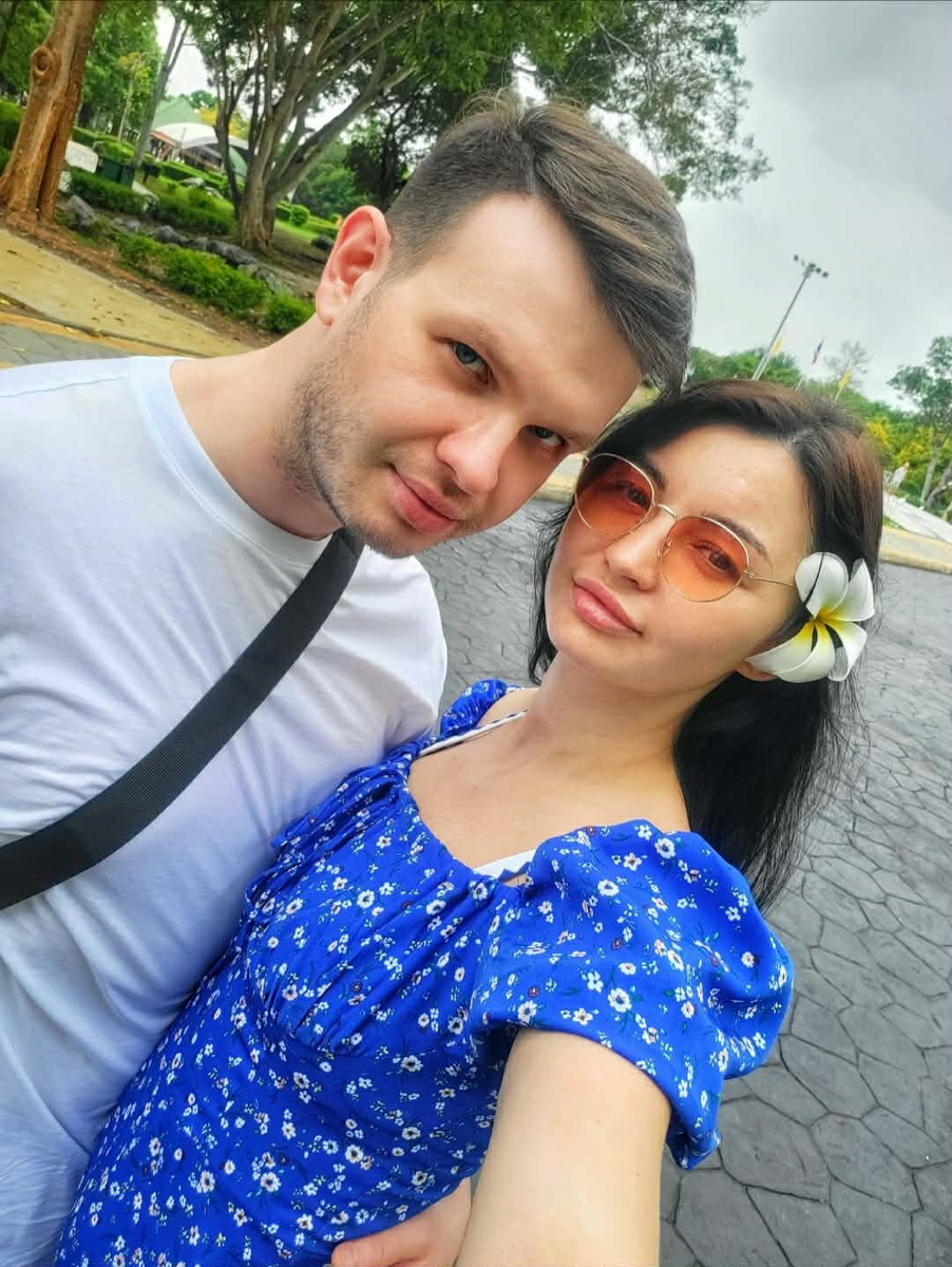 Менеджеры среднего звена, вполне себе обеспеченные молодые люди. 