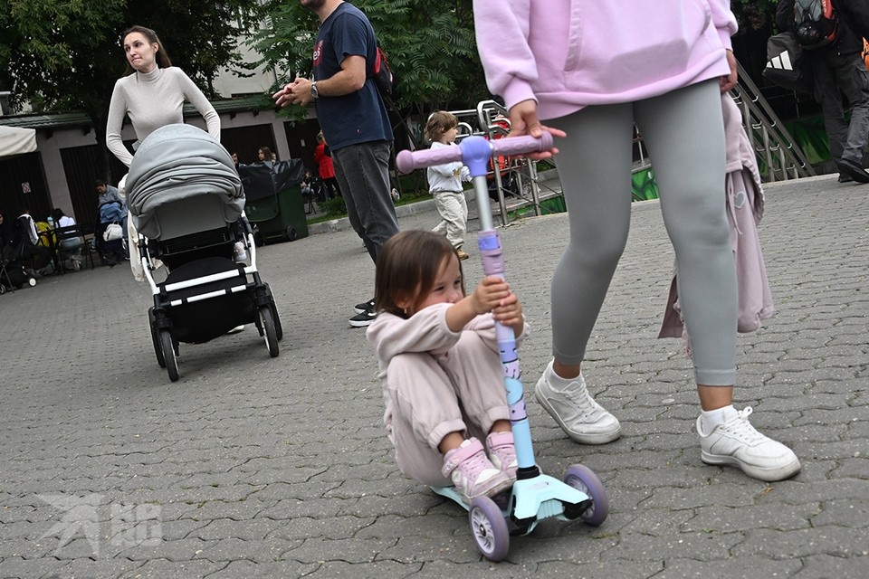    Длинные праздничные выходные не затрагивают выплату детских пособий. Владимир ВЕЛЕНГУРИН