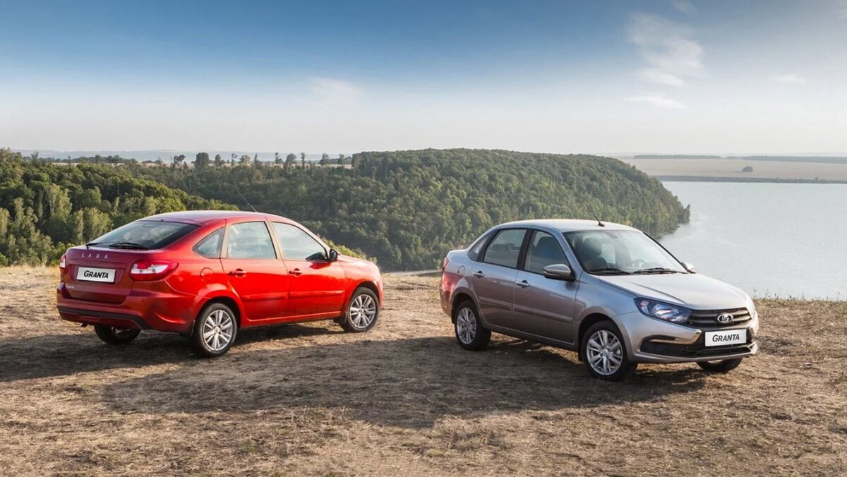 Lada Granta — это самый продаваемый автомобиль в России, представляющий собой современный и практичный бюджетный автомобиль, созданный с учетом особенностей эксплуатации в странах СНГ . На рынок 2024-2026 годов модель предлагается во множестве кузовов и комплектаций, от максимально доступного седана до "внедорожного" универсала Cross.