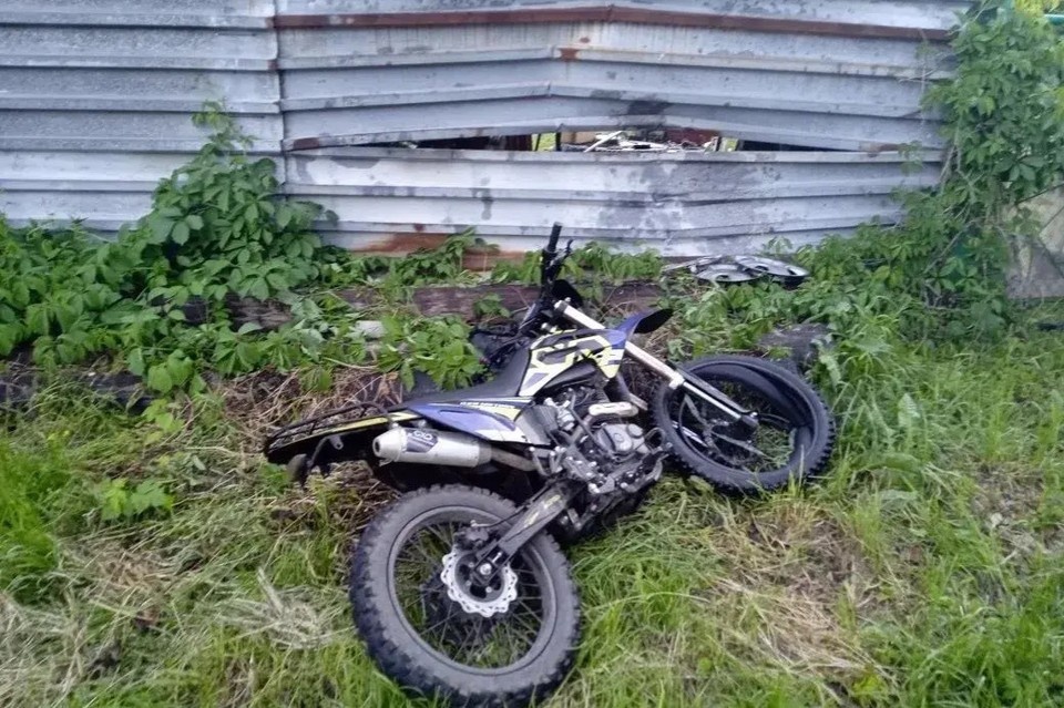    13-летний водитель мотоцикла врезался в забор дома. Фото: УМВД по Рязанской области
