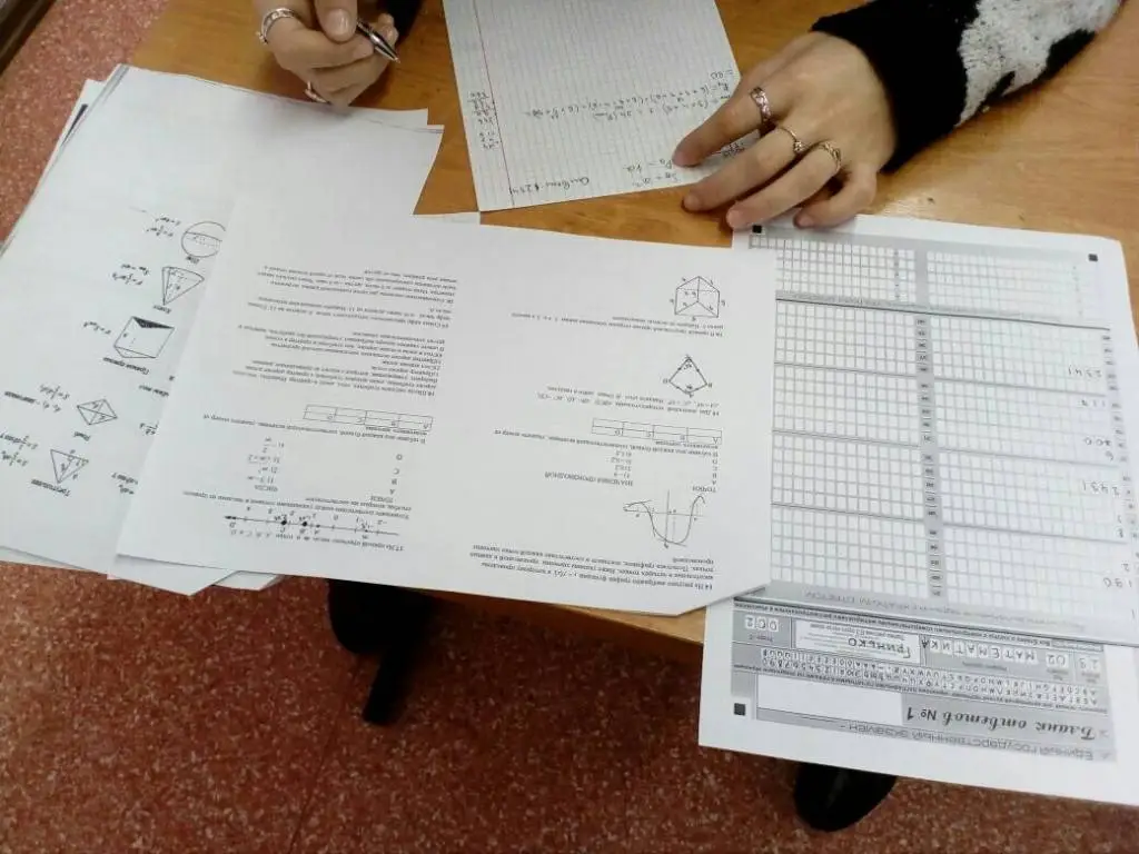 Шаг 1. Пролистайте, не касаясь ручки.
