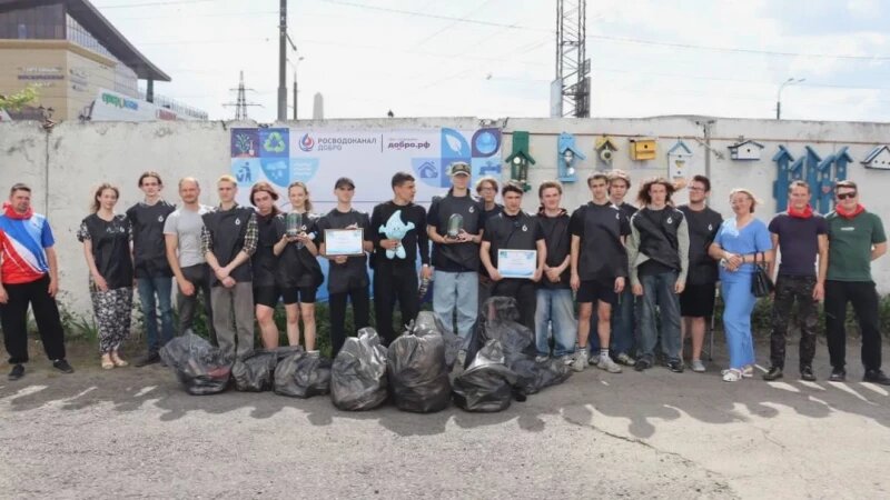     В Барнауле прошла акция «ЭКОволна РВК 3.0» по очистке берега Барнаулки. Фото предоставлено пресс-службой компании «Росводоканал Барнаул», автор Лилия Болатаева.