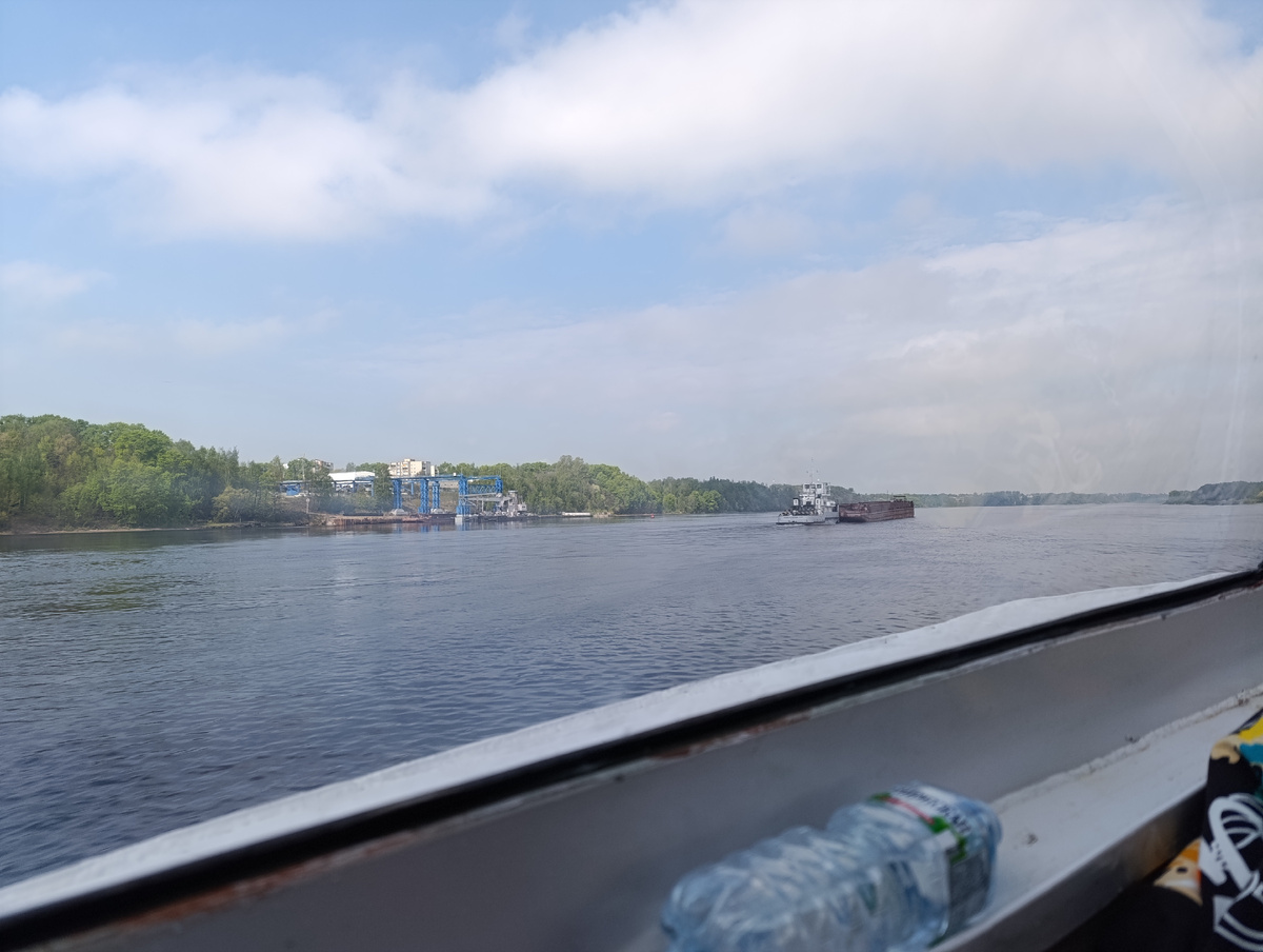 На встречу плывет баржа