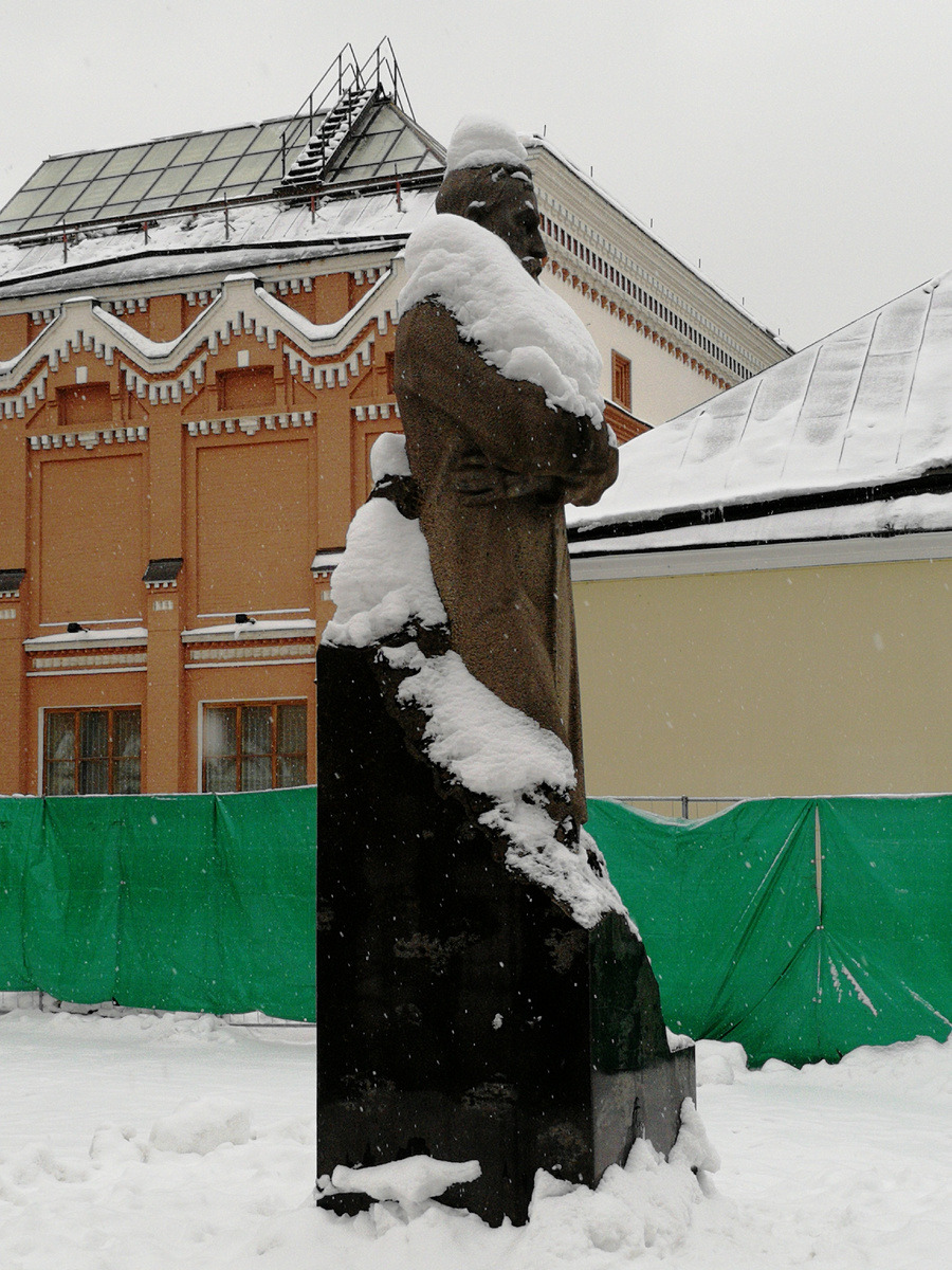 Памятник П.М.Третьякову перед главным входом в галерею. Зима