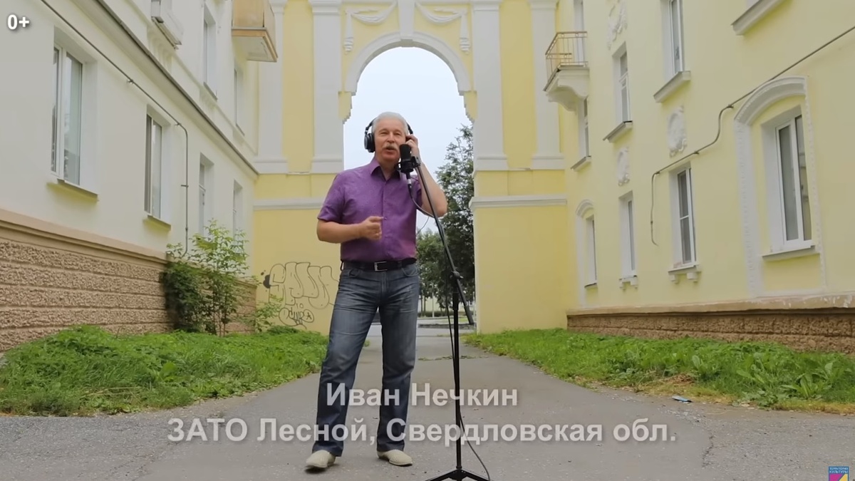 окна справа - первый этаж - это окна нашей кухни и детской
