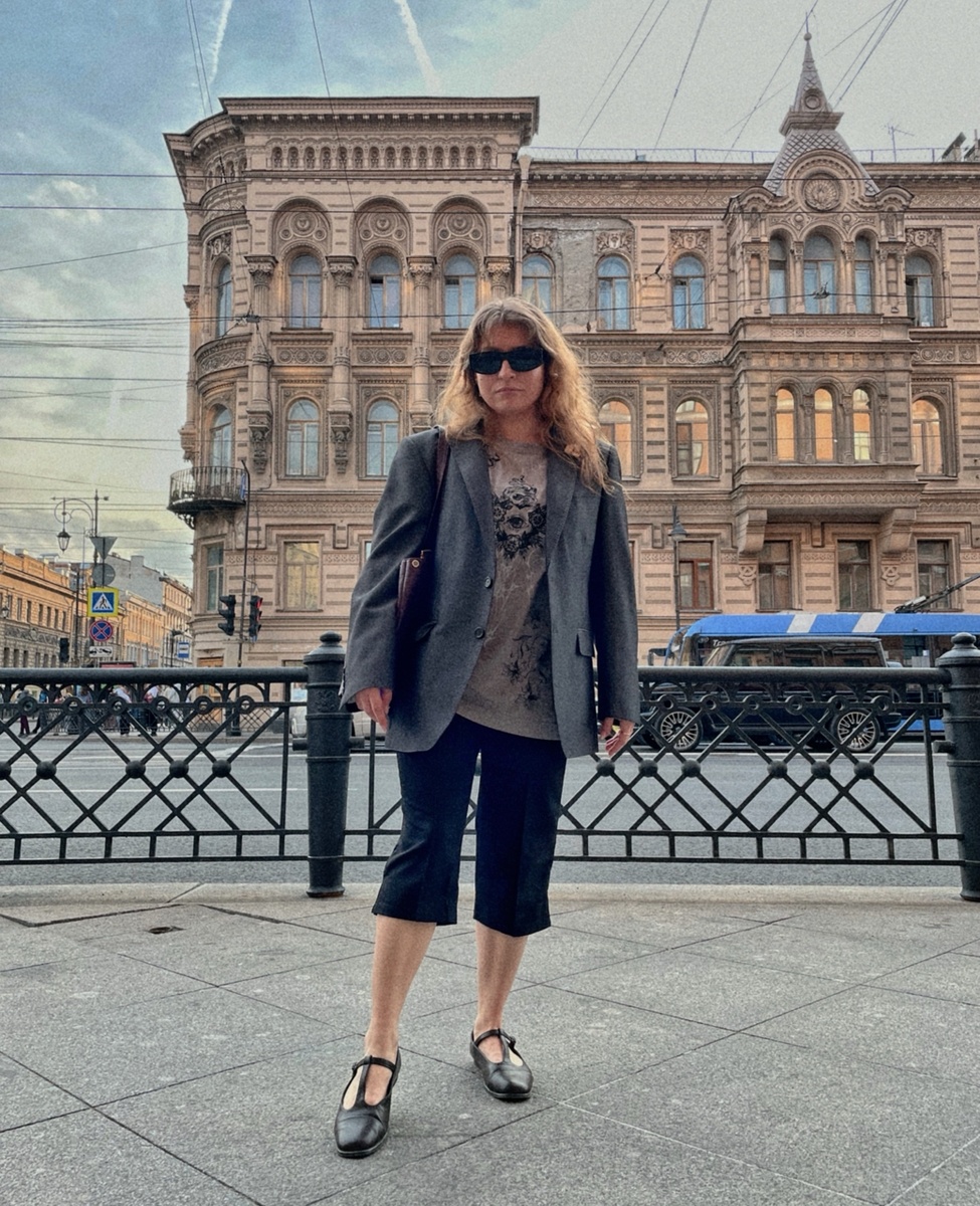 Один из моих уже летних луков. На мне балетки Носим сутками, капри BolIra, футболка Befree, жакет Нина Онилова, сумка Верфь.