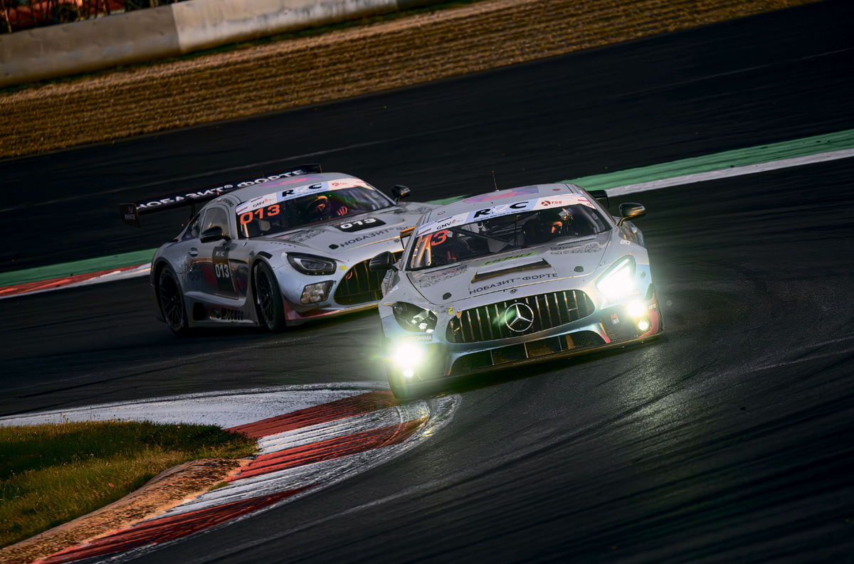    Вызывающе красивые Mercedes-AMG GT3 приятны не только глазу. Звук атмосферного V8 ласкает слух, а не высверливает ушиАнтон Медведев