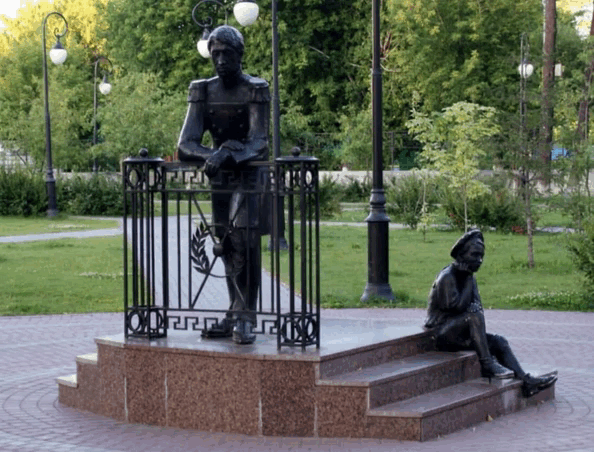 Скульптура «Гусар» с мальчиком. Загородный сад
