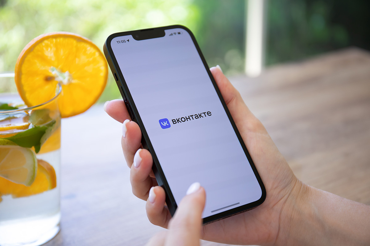 DenPhotos / Shutterstock / FOTODOM📷Звонить в ВК можно как через мобильное приложение, так и в веб-версии
