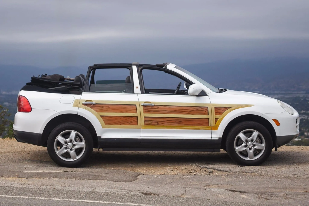    На дверях у Cayenne отделка под дерево
