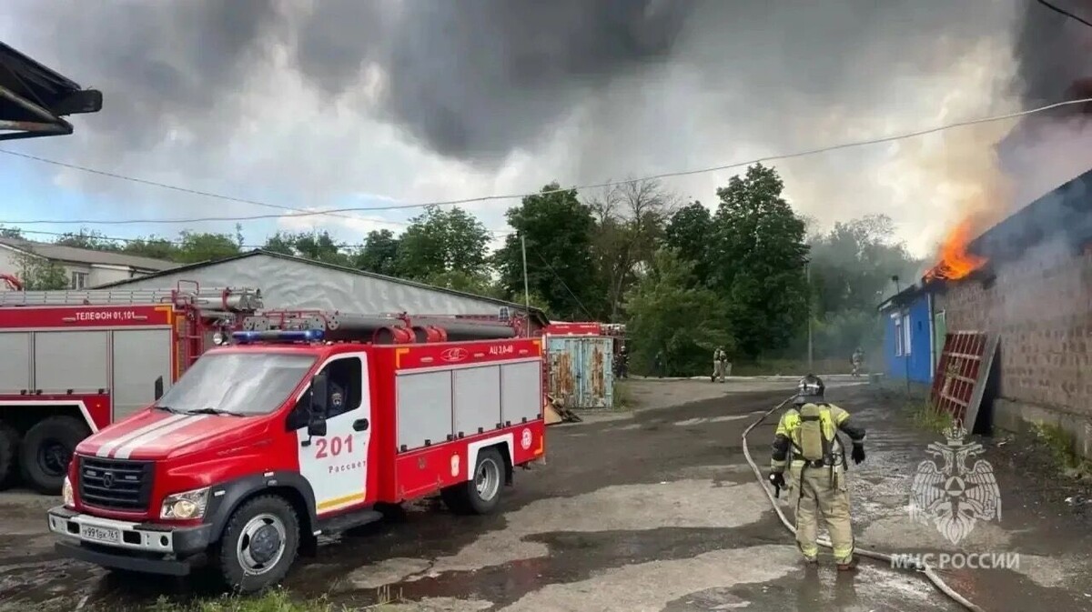    Вокруг — запах гари и толпы зевак   ГУ МЧС по Ростовской области